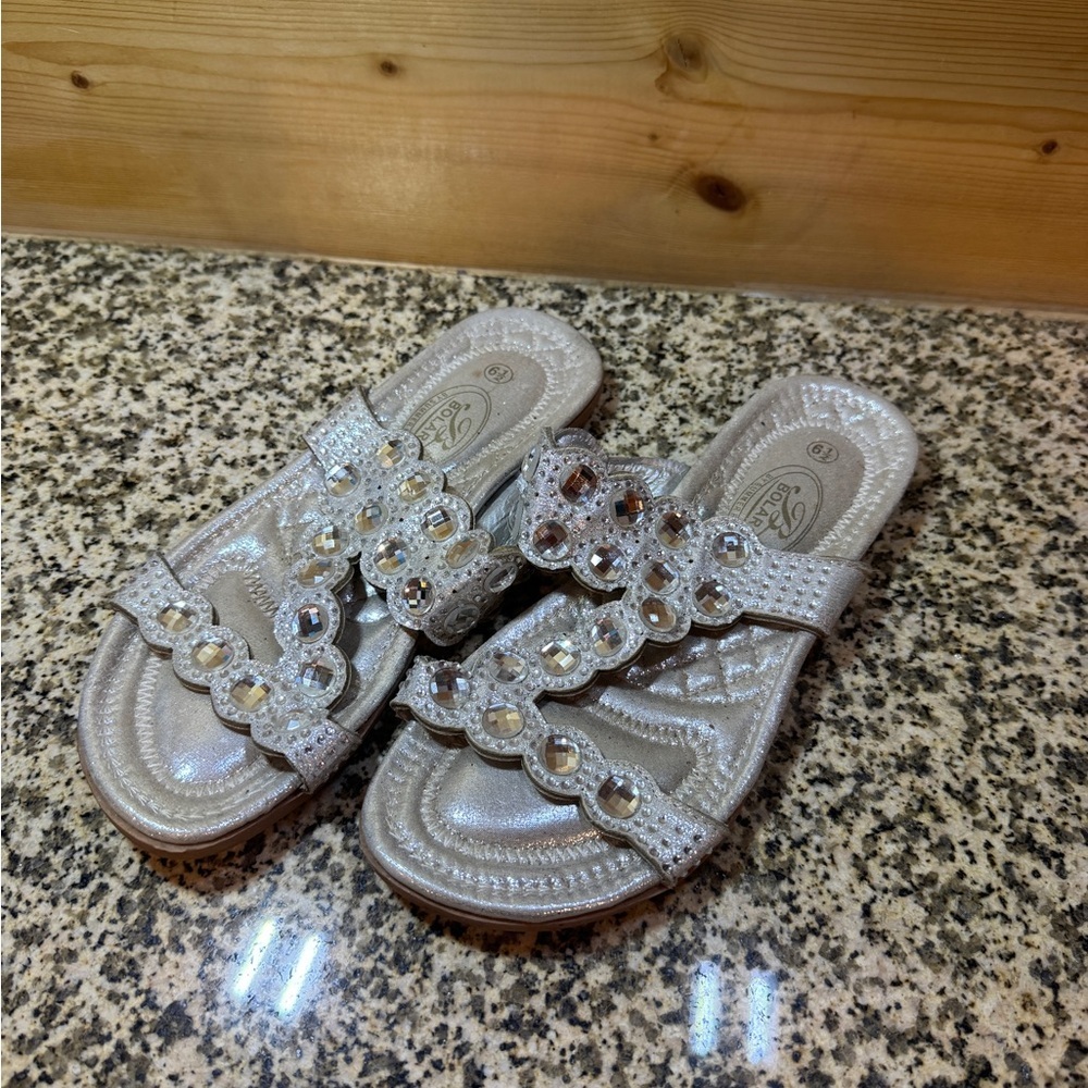 Bolaro by Summer Rio Silver Metallic Rhinestone Scalloped Slide Sandals Mens 6.5